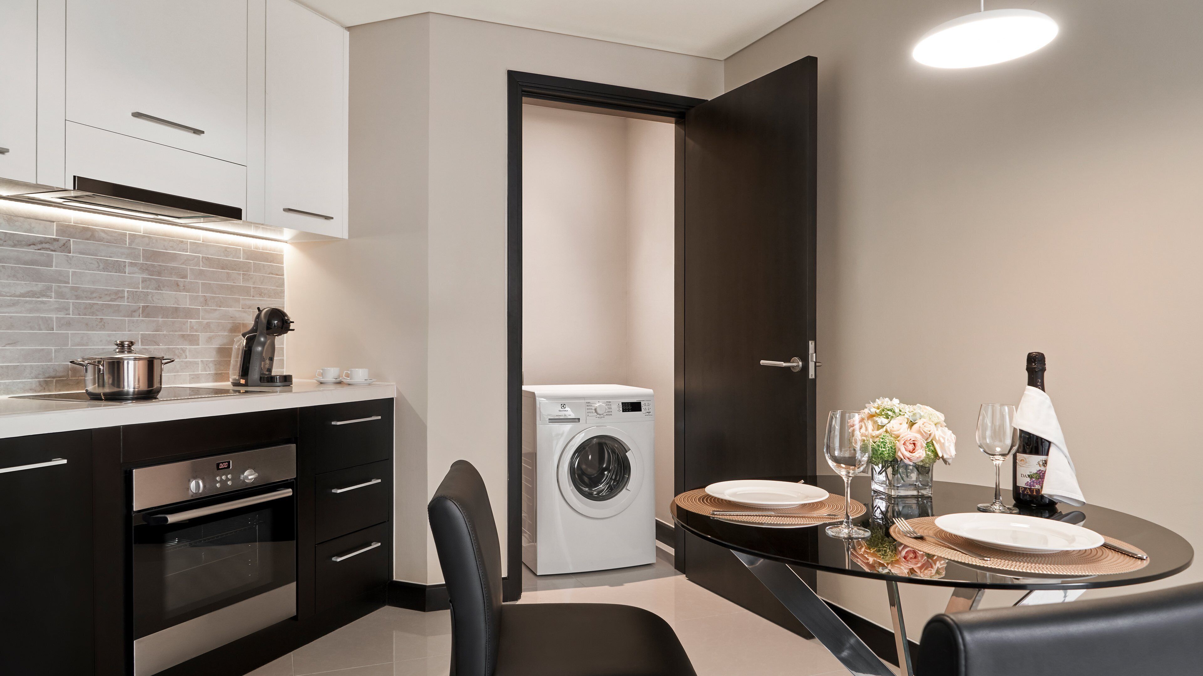 Jääkaappi, mikroaaltouuni, uuni, vedenkeitin