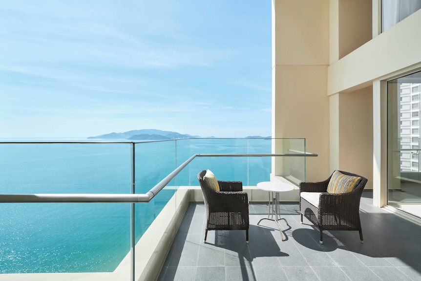 Từ căn hộ, du khách có thể tận hưởng ánh sáng tự nhiên và khung cảnh biển Nha Trang theo một nhịp nghỉ dưỡng riêng tư.