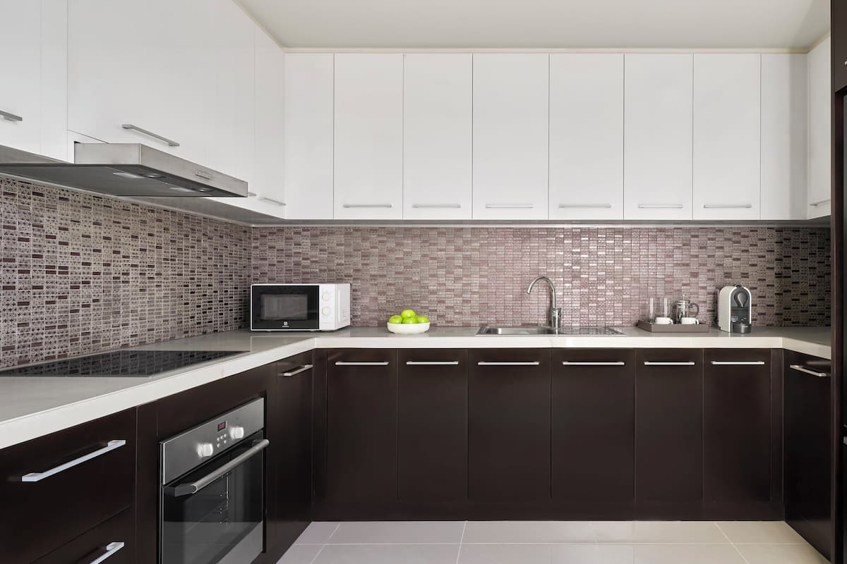 Suite, 2 habitaciones, vistas al mar (1 King, 2 Twin beds) | Cocina privada | Frigorífico, microondas, horno y hervidor eléctrico