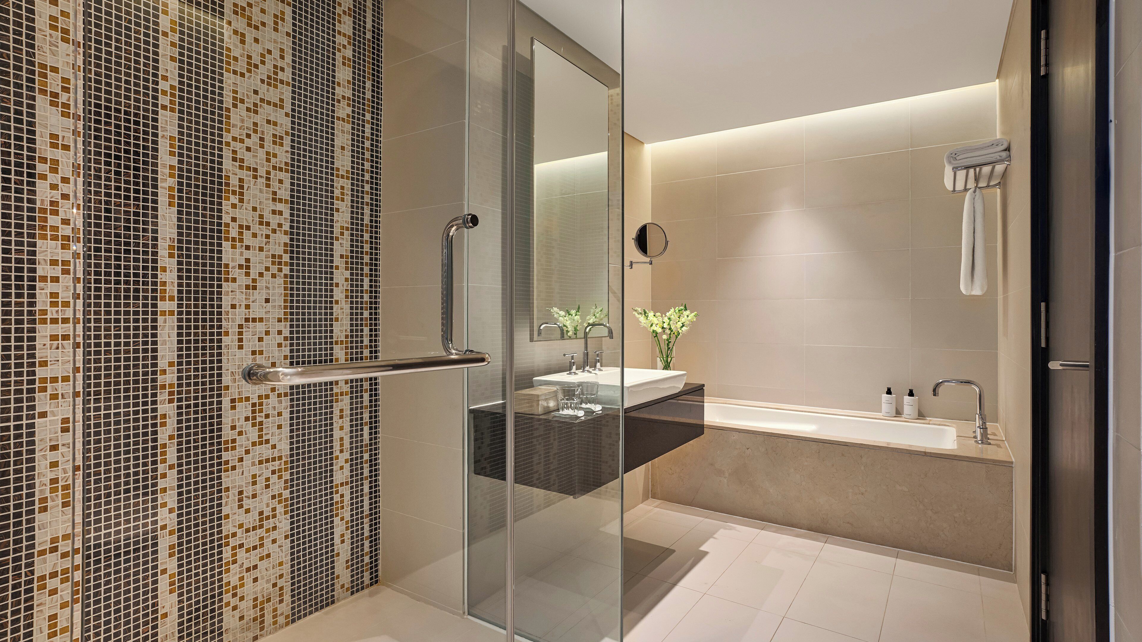 Suite, 1 habitación, vistas al mar (1 King) | Baño | Artículos de higiene personal gratuitos, secador de pelo y albornoces