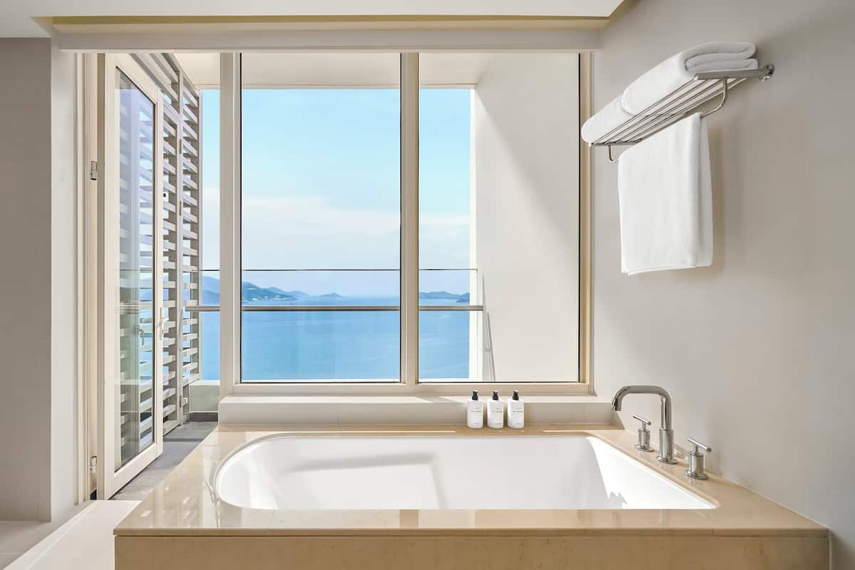 Suite, 2 habitaciones, vistas al mar (Horizon, 1 King, 2 Twin Beds) | Baño | Artículos de higiene personal gratuitos, secador de pelo y albornoces