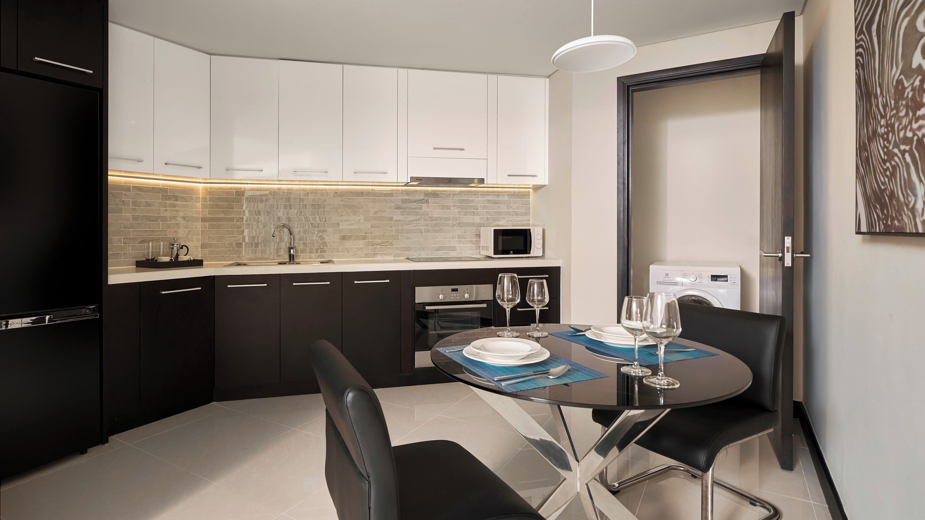 Frigorífico, microondas, horno y hervidor eléctrico