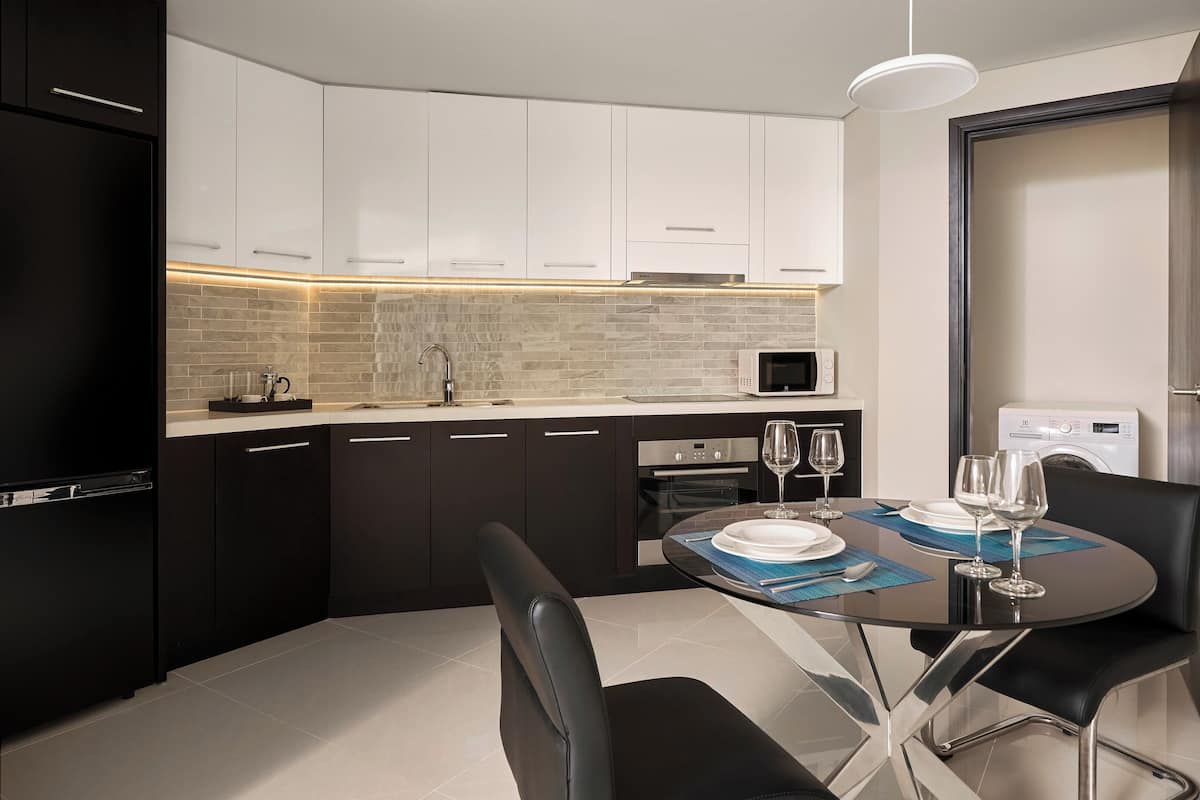 Frigorífico, microondas, horno y hervidor eléctrico