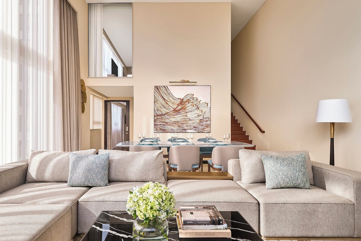 Suite, 2 Bedrooms (Dual Level, 2 King) | Peti besi dalam bilik, ruang kerja komputer riba, kalis bunyi