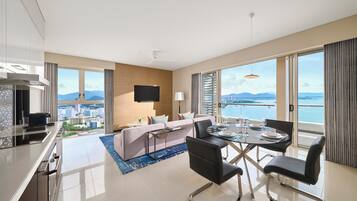 Suite, 2 Bedrooms, Ocean View (Horizon, 1 King, 2 Twin Beds) | In-room safe, laptop workspace, soundproofing, iron/ironing board