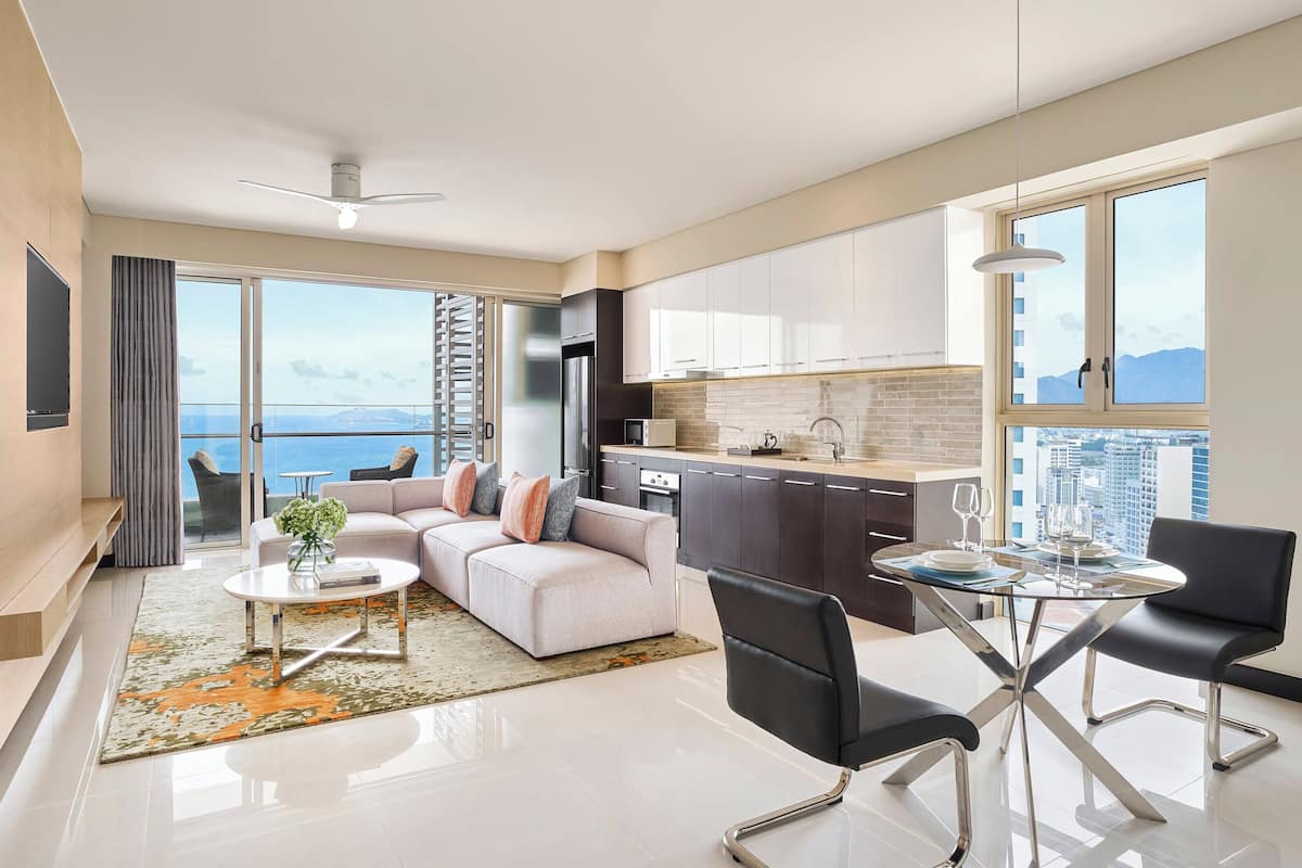 Suite, 1 Bedroom, Ocean View (1 King) | Private kitchenette | Fridge, microwave, oven, electric kettle