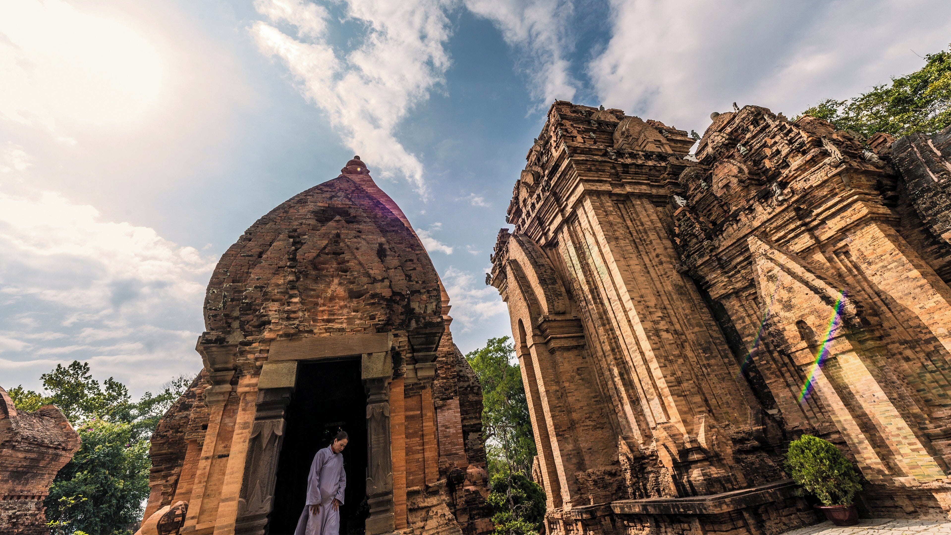 Un temple antique doté d’un grand dôme et de sculptures complexes.
