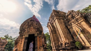 Un temple antique doté d’un grand dôme et de sculptures complexes.