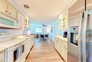 Geladeira, micro-ondas, fogão, cooktop