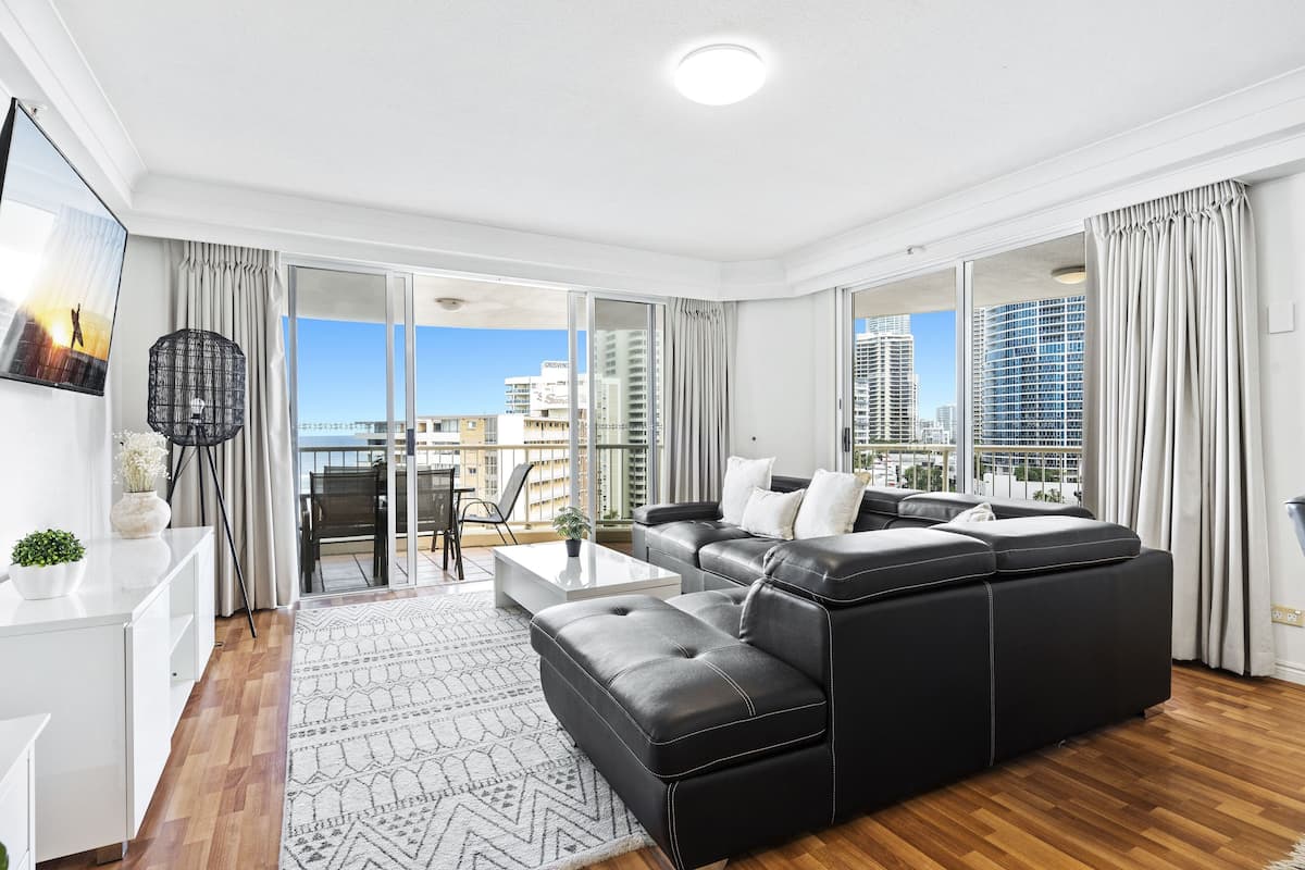 Apartamento, 3 habitaciones, vistas al mar | Zona de estar | Televisión de pantalla plana de 23 pulgadas con canales por cable