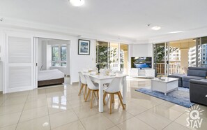 Apartment, 3 Bedrooms | Dining room