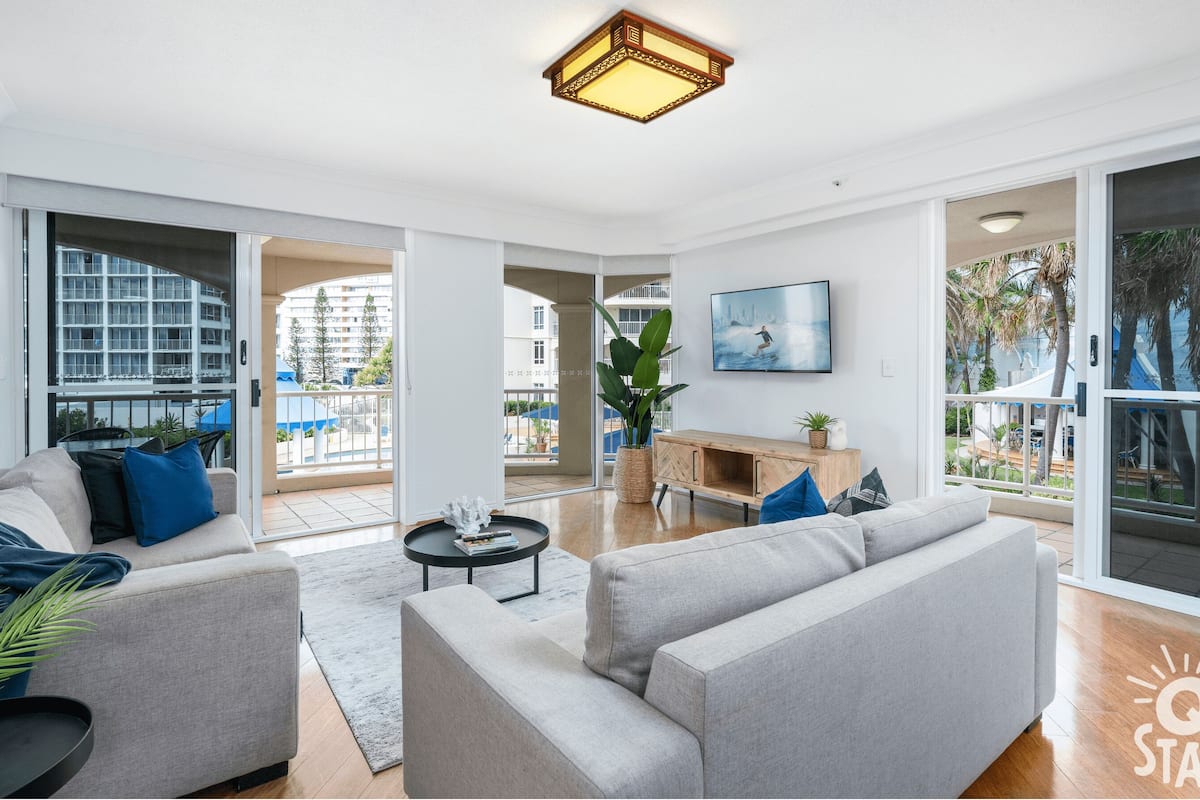 Apartamento, 3 habitaciones | Zona de estar | Televisión de pantalla plana de 23 pulgadas con canales por cable