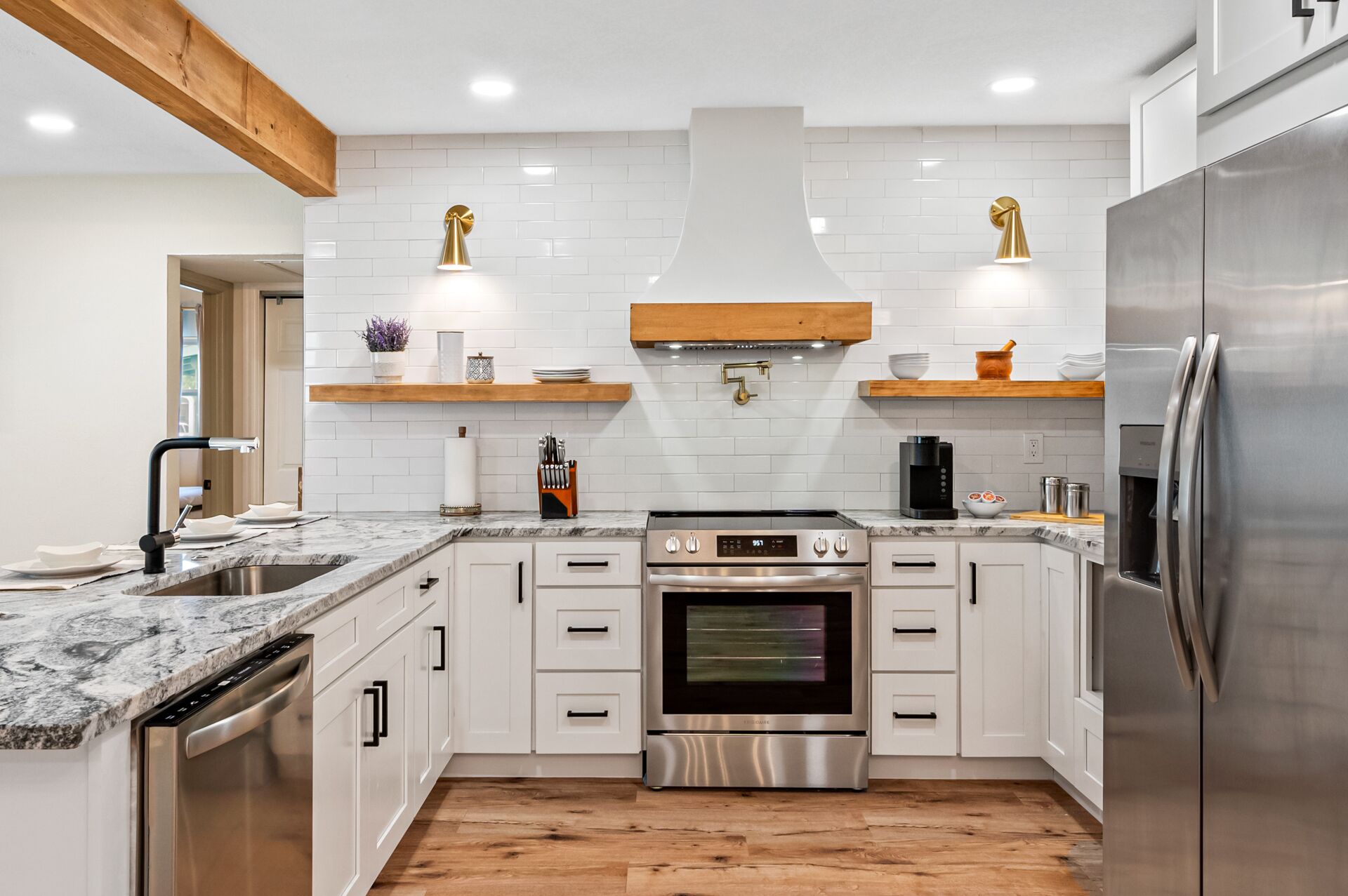 Frigorifero, microonde, forno, piano cottura