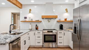 Frigorifero, microonde, forno, piano cottura