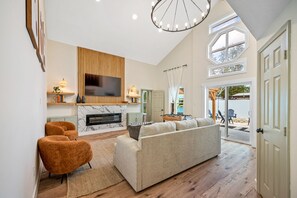 Een smart-tv, een open haard en tafelvoetbal