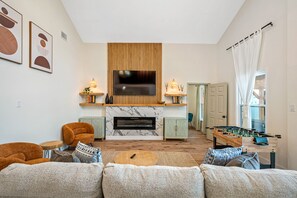 TV connectée, cheminée, baby-foot