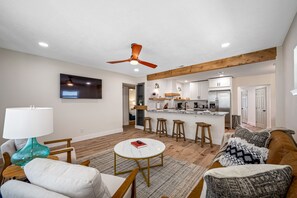 Een smart-tv, een open haard en tafelvoetbal