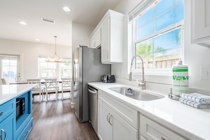 Casa, varias camas (Sunny & Chair - 59 Sundance Ct) | Cocina privada | Horno y tostadora