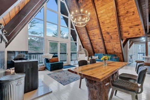 Hot tub, fireplace, Game Room, 20 min drive to Killington