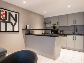 Réfrigérateur, micro-ondes, four, plaque de cuisson