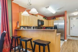 Fridge, microwave, oven, stovetop - Beautiful first floor 2 bed, 2 bath condo on the river (Sevierville)