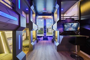 10 habitaciones, tabla de planchar con plancha, wifi y ropa de cama 