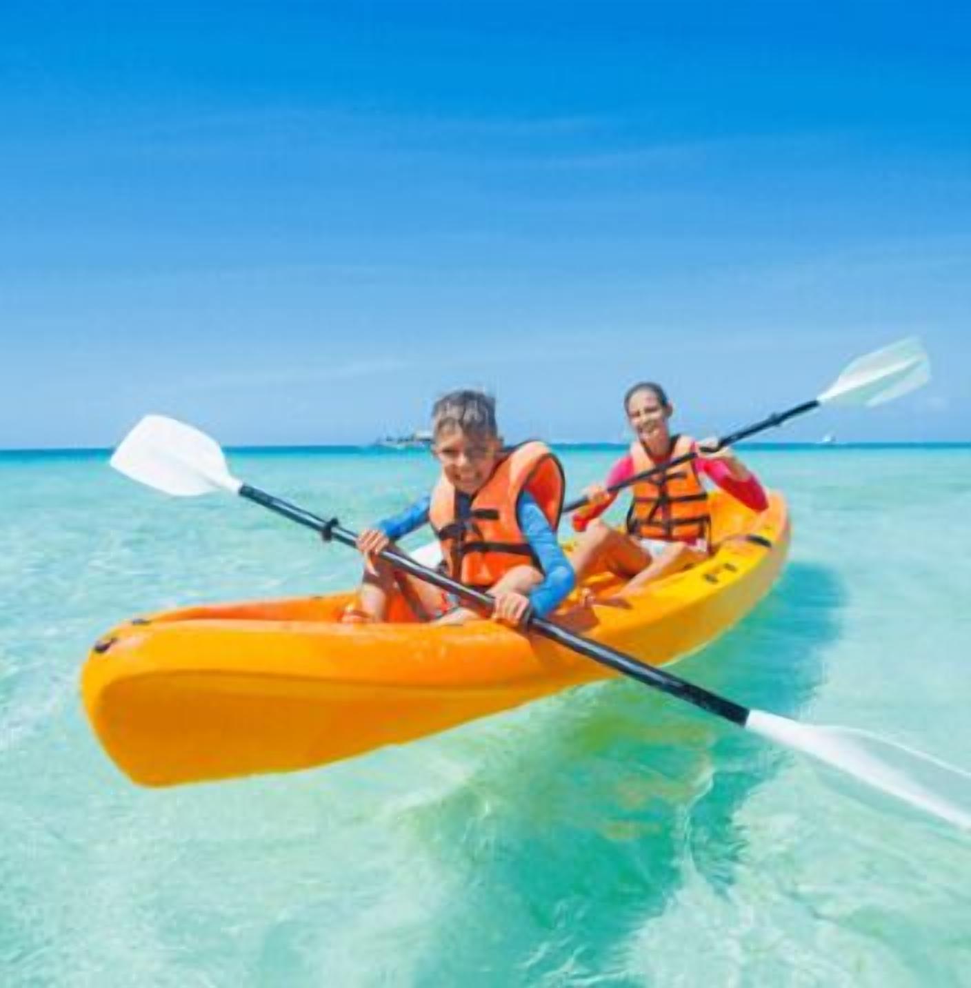 Twee personen in een gele kajak op helder turquoise water.