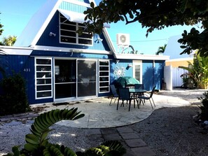 Outdoor dining - Seaside Chalet – Pool & Beach Access (#KCB2) (Key Colony Beach)