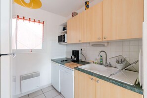 Réfrigérateur, micro-ondes, lave-vaisselle, grille-pain