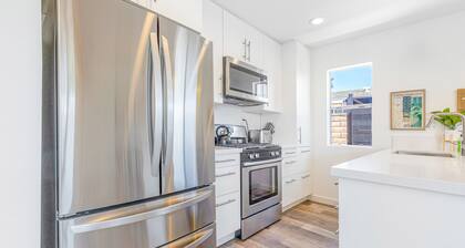 Dog-friendly duplex with washer/dryer, two full kitchens, & large backyard
