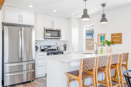 Dog-friendly duplex with washer/dryer, two full kitchens, & large backyard