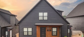 Lakeview, Hot Tub, Indoor/Outdoor Pool, Arcade, Pet Friendly, Sleeps 14