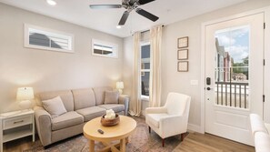 Smart TV - Dog Friendly Condo | Navvy Town Neighborhood (Ottawa)