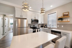 Refrigerador, microondas, horno, placa de cocina