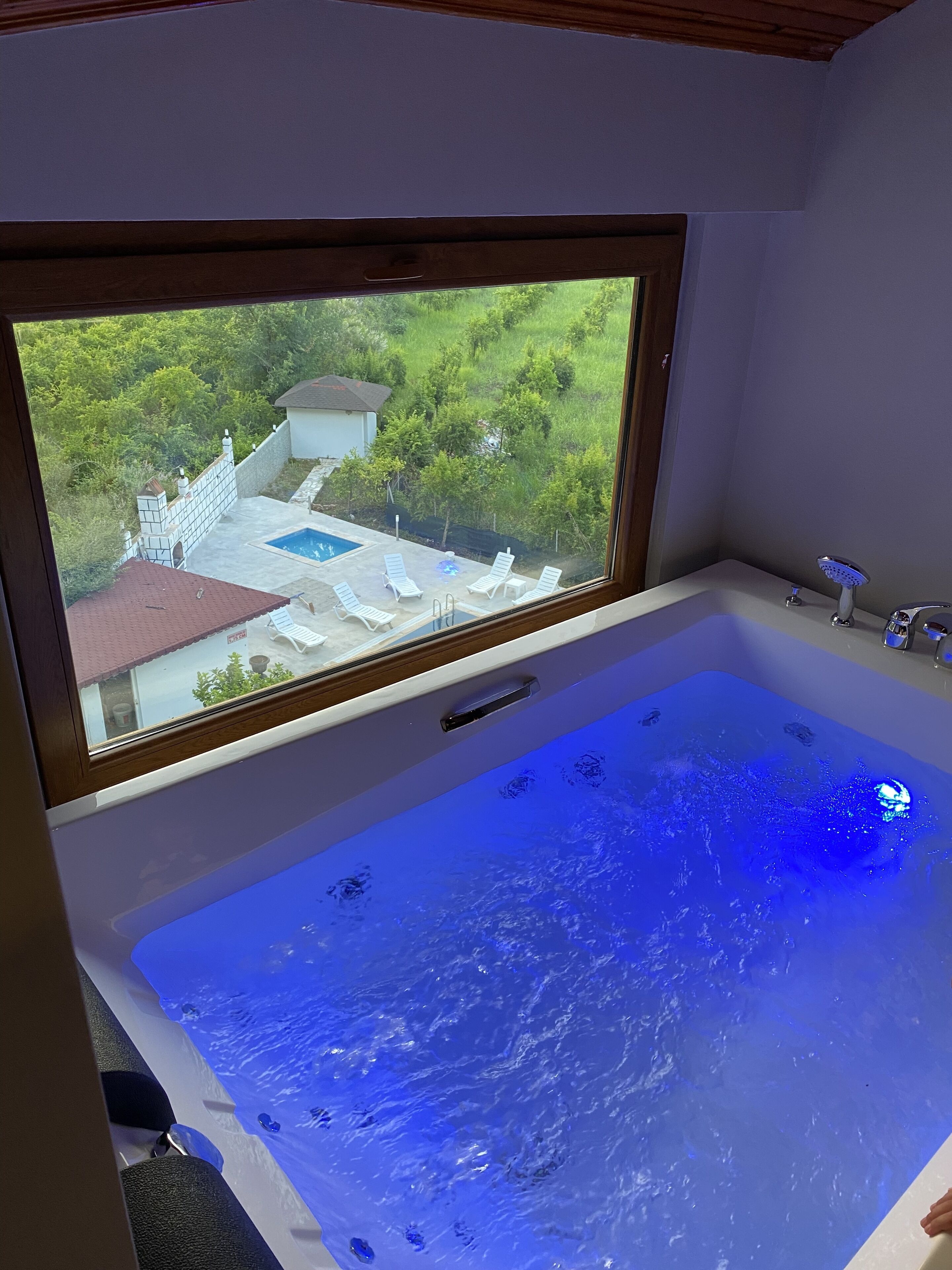 حمّام سباحة خارجي