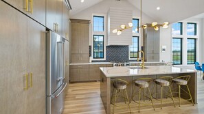 Fridge, microwave, oven, stovetop - La Dolce Vita | Pinnacle Pointe Neighborhood (Ottawa)