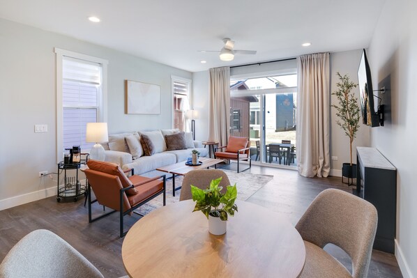 TV - Red Red Wine | 2 Bed, 2.5 Bath (Ottawa)