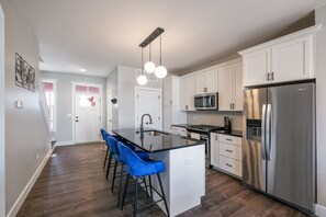 Fridge, microwave, oven, stovetop - Red Red Wine | 2 Bed, 2.5 Bath (Ottawa)