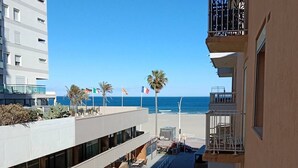 Ein Mehrstöckiges Hotel mit Balkonen mit Blick auf einen Strand.