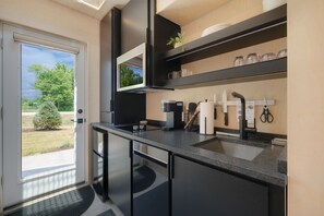 Fridge, microwave, stovetop, dishwasher