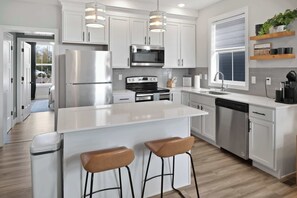 Fridge, microwave, oven, stovetop - The Harborview Hideaway  | 2 Bed, 2 Bath (Ottawa)