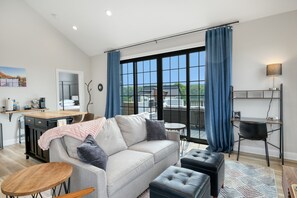TV - Rooftop Retreat 1 bed 1 Bath (Ottawa)
