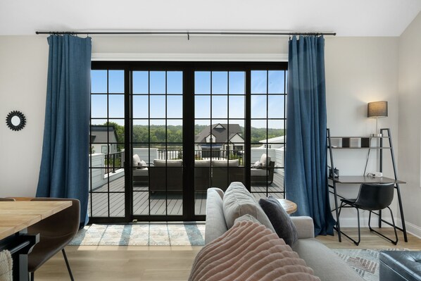 TV - Rooftop Retreat 1 bed 1 Bath (Ottawa)