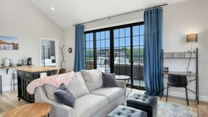 TV - 1 Bedroom, 1 Bath Rooftop retreat. (Ottawa)