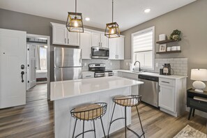 Fridge, microwave, oven, stovetop - The Eagle`s Watch  | 1 Bed, 1 Bath (Ottawa)