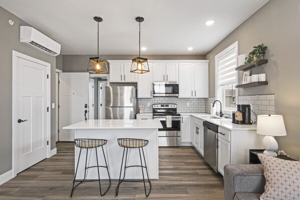 Fridge, microwave, oven, stovetop - The Eagle`s Watch  | 1 Bed, 1 Bath (Ottawa)