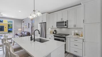 Jääkaappi, mikroaaltouuni, uuni, liesi