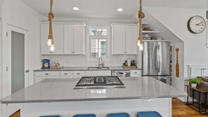 Fridge, microwave, oven, stovetop - On The Rocks | Villas at Herons Landing (Ottawa)