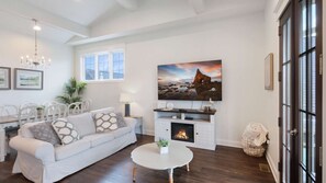Een smart-tv en een open haard