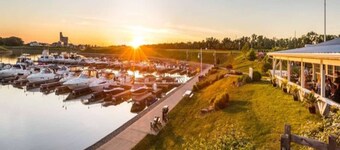 The West End Wonder - Modern/Walkable Heritage Harbor Area!